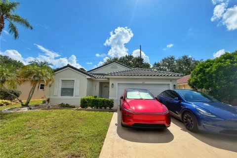 House in Pembroke Pines, Florida 3 bedrooms, 153.1 sq.m. № 1887716 - photo 2