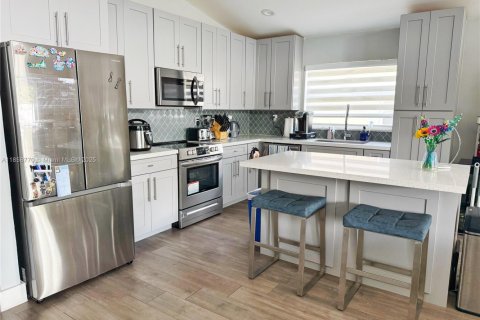 House in Pembroke Pines, Florida 3 bedrooms, 153.1 sq.m. № 1887716 - photo 1