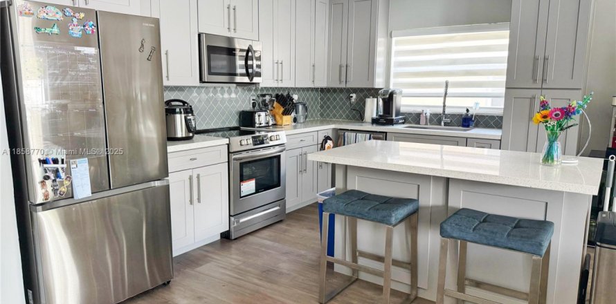 House in Pembroke Pines, Florida 3 bedrooms, 153.1 sq.m. № 1887716