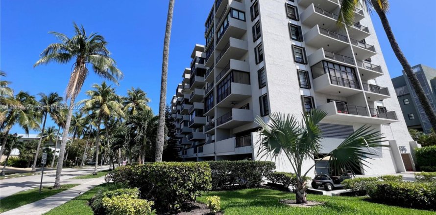 Condo in Key Biscayne, Florida, 1 bedroom  № 2052833