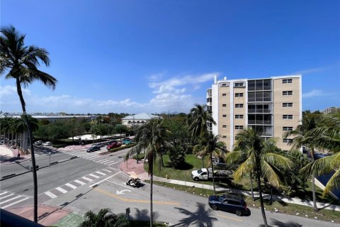 Condo in Key Biscayne, Florida, 1 bedroom  № 2052833 - photo 11