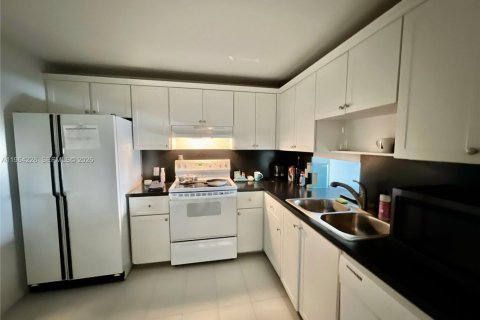 Condo in Key Biscayne, Florida, 1 bedroom  № 2052833 - photo 2