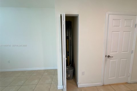 House in Hialeah, Florida 3 bedrooms, 143.53 sq.m. № 2030629 - photo 14