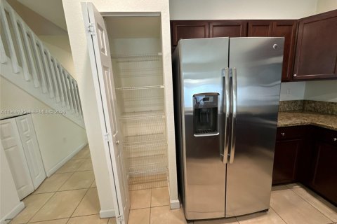 House in Hialeah, Florida 3 bedrooms, 143.53 sq.m. № 2030629 - photo 6