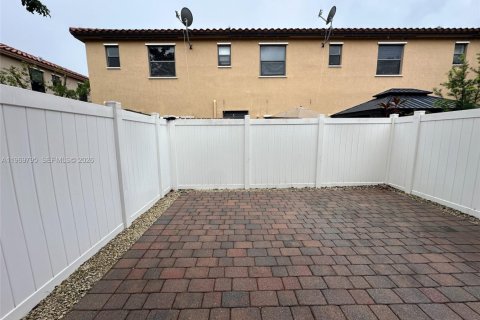 House in Hialeah, Florida 3 bedrooms, 143.53 sq.m. № 2030629 - photo 2