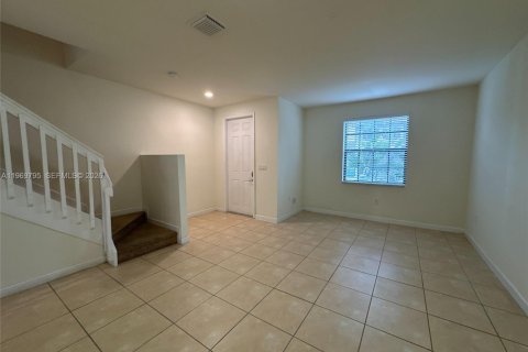 House in Hialeah, Florida 3 bedrooms, 143.53 sq.m. № 2030629 - photo 11