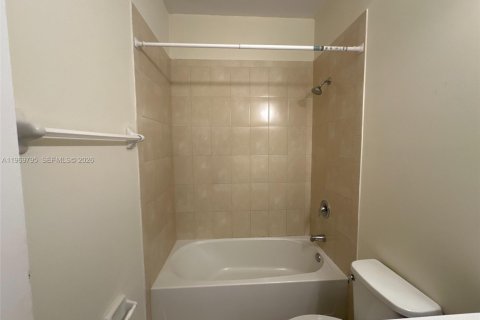 House in Hialeah, Florida 3 bedrooms, 143.53 sq.m. № 2030629 - photo 22