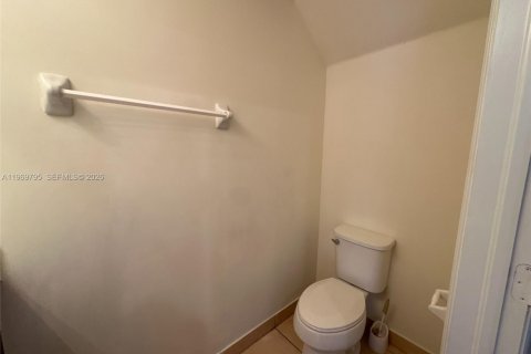 House in Hialeah, Florida 3 bedrooms, 143.53 sq.m. № 2030629 - photo 18