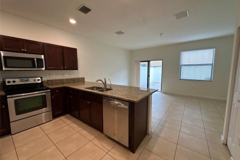 House in Hialeah, Florida 3 bedrooms, 143.53 sq.m. № 2030629 - photo 3