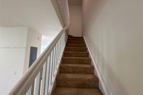 House in Hialeah, Florida 3 bedrooms, 143.53 sq.m. № 2030629 - photo 25