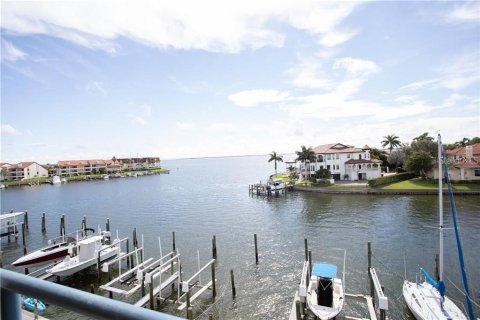 Condo in Tierra Verde, Florida, 2 bedrooms  № 1900260 - photo 1