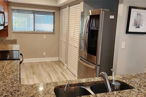 Condo in Tierra Verde, Florida, 2 bedrooms  № 1900260 - photo 9