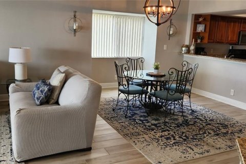 Condo in Tierra Verde, Florida, 2 bedrooms  № 1900260 - photo 5