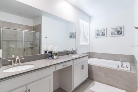 Casa en venta en Kissimmee, Florida, 6 dormitorios, 310.57 m2 № 2118465 - foto 15
