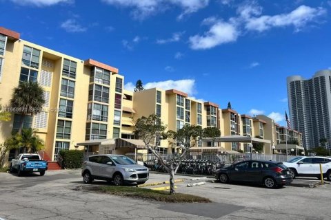 Condominio en alquiler en Sunny Isles Beach, Florida, 1 dormitorio, 67.35 m2 № 2023496 - foto 2