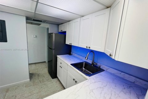 Condominio en alquiler en Sunny Isles Beach, Florida, 1 dormitorio, 67.35 m2 № 2023496 - foto 3