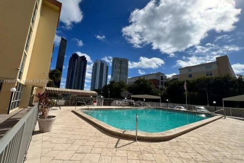 Condominio en alquiler en Sunny Isles Beach, Florida, 1 dormitorio, 67.35 m2 № 2023496 - foto 12
