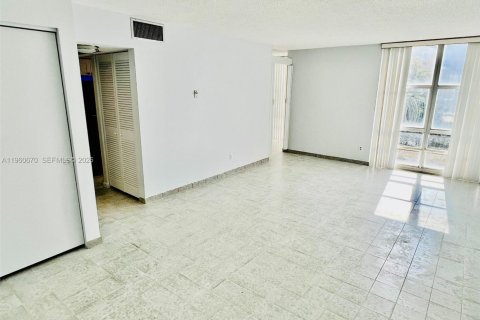 Condominio en alquiler en Sunny Isles Beach, Florida, 1 dormitorio, 67.35 m2 № 2023496 - foto 9