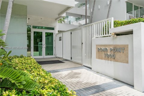 Condominio en Miami Beach, Florida, 2 dormitorios  № 2253448