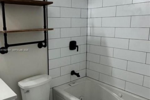 Снять в аренду таунхаус в Пемброк-Пайнс, Флорида 2 спальни, 95.13м2, № 1988095 - фото 7