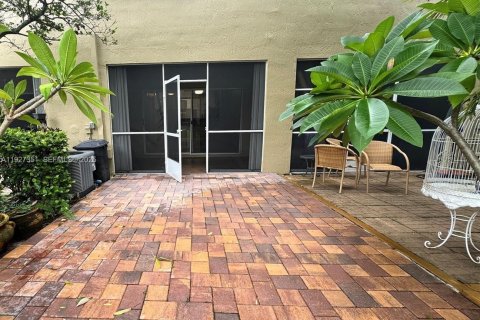 Снять в аренду таунхаус в Пемброк-Пайнс, Флорида 2 спальни, 95.13м2, № 1988095 - фото 13