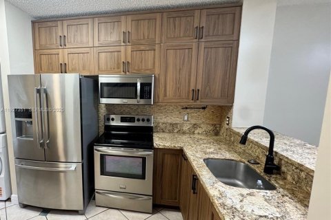 Снять в аренду таунхаус в Пемброк-Пайнс, Флорида 2 спальни, 95.13м2, № 1988095 - фото 2