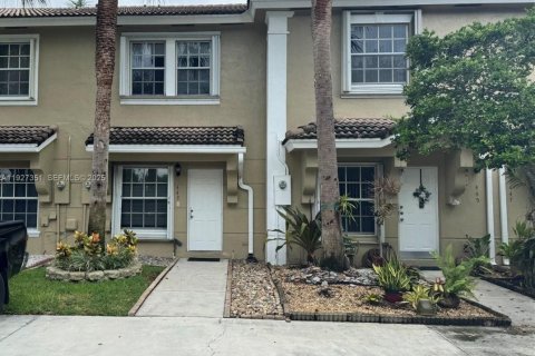Снять в аренду таунхаус в Пемброк-Пайнс, Флорида 2 спальни, 95.13м2, № 1988095 - фото 1