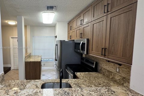 Снять в аренду таунхаус в Пемброк-Пайнс, Флорида 2 спальни, 95.13м2, № 1988095 - фото 3