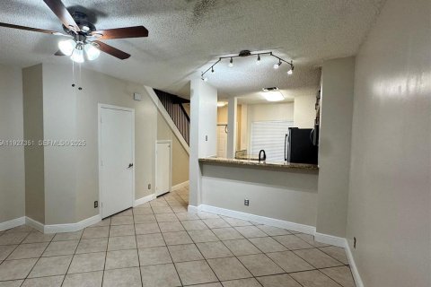 Снять в аренду таунхаус в Пемброк-Пайнс, Флорида 2 спальни, 95.13м2, № 1988095 - фото 5