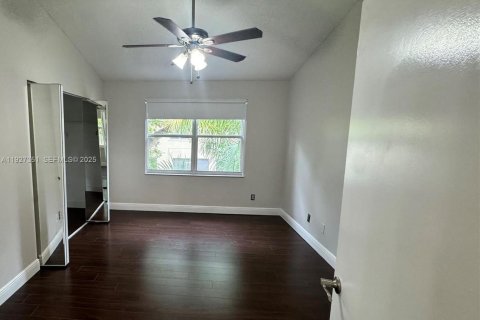 Снять в аренду таунхаус в Пемброк-Пайнс, Флорида 2 спальни, 95.13м2, № 1988095 - фото 9