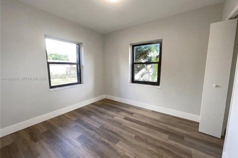 House in Opa-locka, Florida 3 bedrooms, 116.13 sq.m. № 2030598 - photo 17
