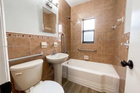 House in Opa-locka, Florida 3 bedrooms, 116.13 sq.m. № 2030598 - photo 18