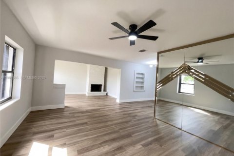 House in Opa-locka, Florida 3 bedrooms, 116.13 sq.m. № 2030598 - photo 9