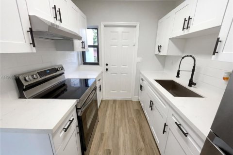 House in Opa-locka, Florida 3 bedrooms, 116.13 sq.m. № 2030598 - photo 2