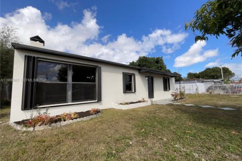 House in Opa-locka, Florida 3 bedrooms, 116.13 sq.m. № 2030598 - photo 7