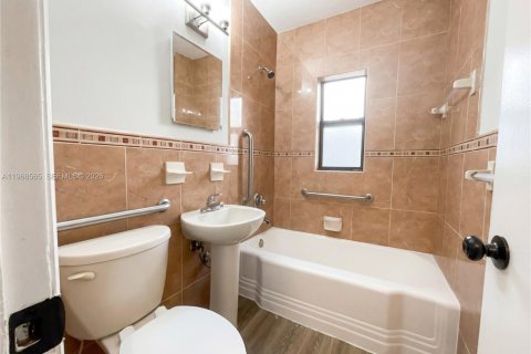 House in Opa-locka, Florida 3 bedrooms, 116.13 sq.m. № 2030598 - photo 19