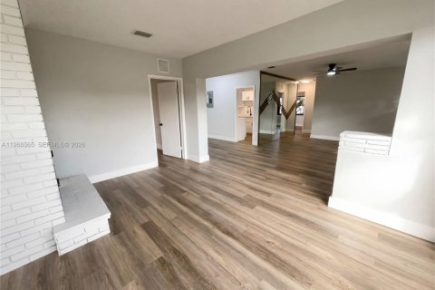 House in Opa-locka, Florida 3 bedrooms, 116.13 sq.m. № 2030598 - photo 10