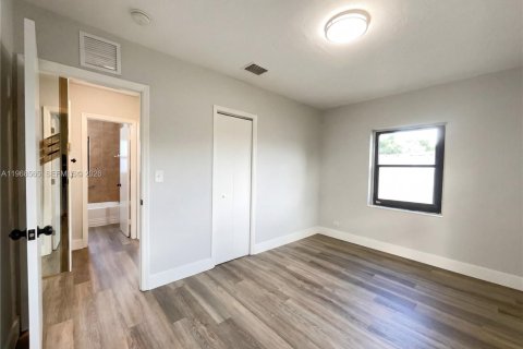 House in Opa-locka, Florida 3 bedrooms, 116.13 sq.m. № 2030598 - photo 16