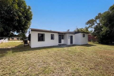 House in Opa-locka, Florida 3 bedrooms, 116.13 sq.m. № 2030598 - photo 8