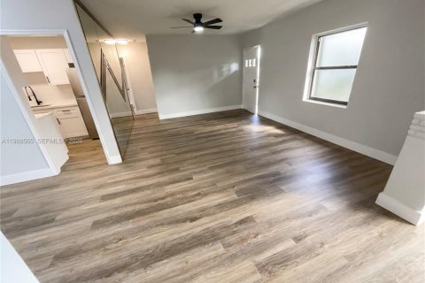 House in Opa-locka, Florida 3 bedrooms, 116.13 sq.m. № 2030598 - photo 11