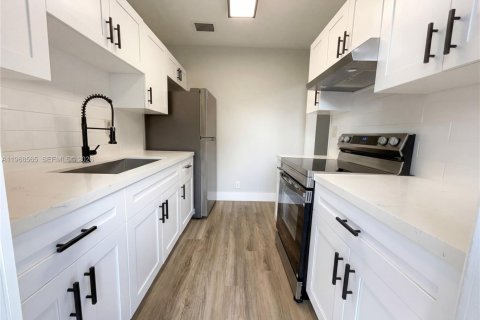 House in Opa-locka, Florida 3 bedrooms, 116.13 sq.m. № 2030598 - photo 14