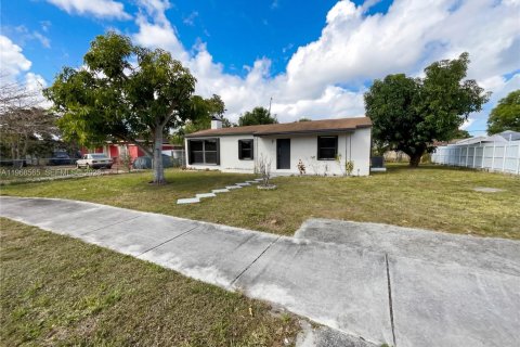 House in Opa-locka, Florida 3 bedrooms, 116.13 sq.m. № 2030598 - photo 6