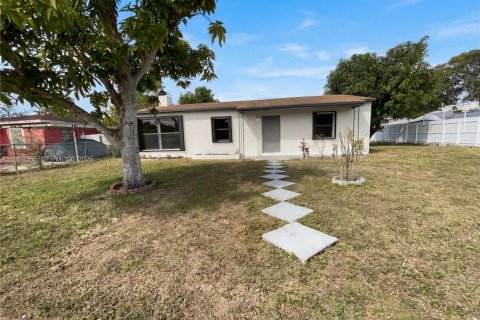 House in Opa-locka, Florida 3 bedrooms, 116.13 sq.m. № 2030598