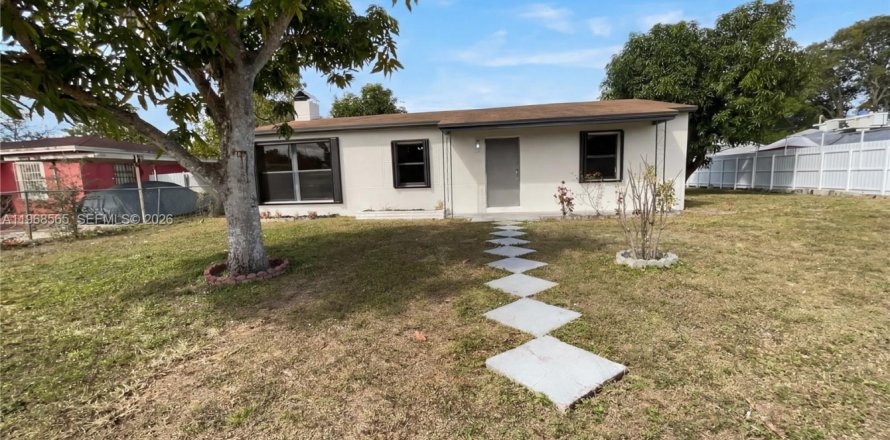 House in Opa-locka, Florida 3 bedrooms, 116.13 sq.m. № 2030598