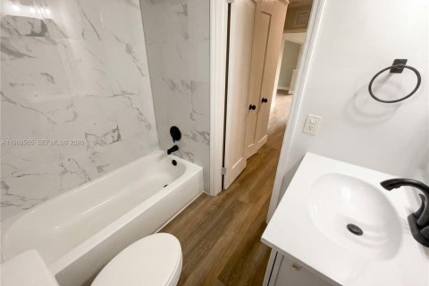 House in Opa-locka, Florida 3 bedrooms, 116.13 sq.m. № 2030598 - photo 22