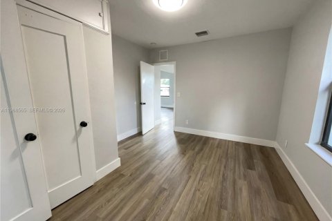 House in Opa-locka, Florida 3 bedrooms, 116.13 sq.m. № 2030598 - photo 21
