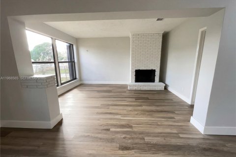 House in Opa-locka, Florida 3 bedrooms, 116.13 sq.m. № 2030598 - photo 3