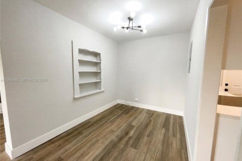 House in Opa-locka, Florida 3 bedrooms, 116.13 sq.m. № 2030598 - photo 12