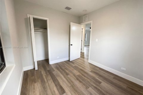 House in Opa-locka, Florida 3 bedrooms, 116.13 sq.m. № 2030598 - photo 4