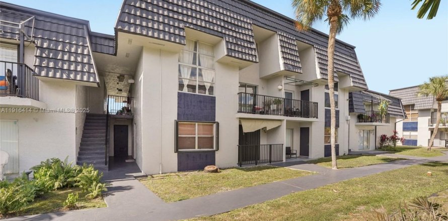 Condo in Hialeah, Florida, 3 bedrooms № 1970944